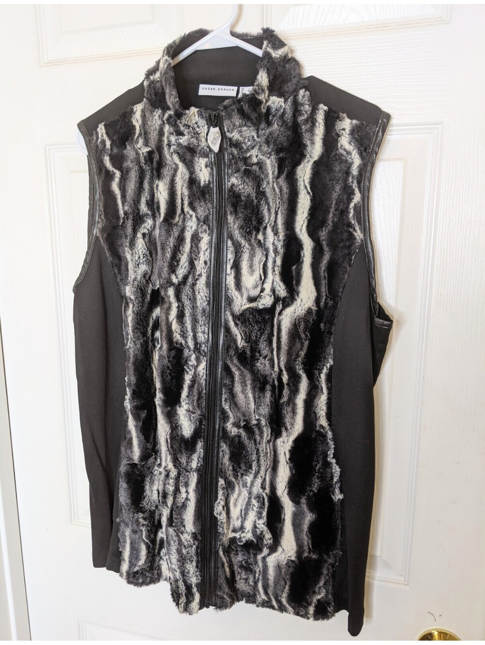 Susan Graver Women's Faux Fur Vest Gray Black Zip Stretch w/ Pockets Sz Lg NWOT